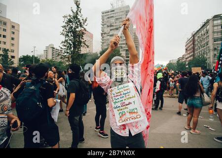 SANTIAGO, CHILE - 8. NOVEMBER 2019 - Demonstranten versammeln sich auf der Plaza Baquedano, um ihren Kampf gegen die Regierung von Sebastian Pinera im Middl fortzusetzen Stockfoto