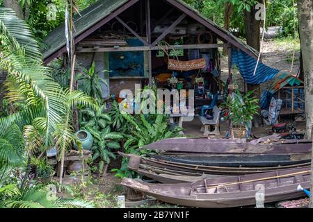 PHOTHARAM, THAILAND, Jun 02 2018, Außenansicht des Haushalts in thailändischer Landschaft. Haus mit Schild "Dorf des Künstlers" in thailändischer Sprache. Stockfoto