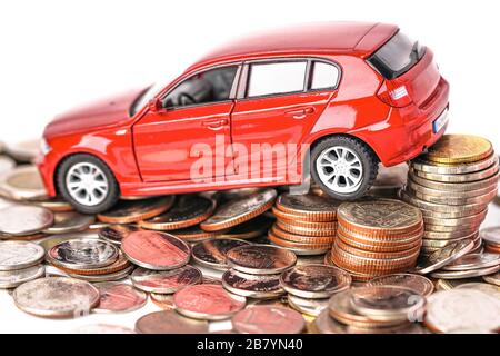 BANGKOK, THAILAND - 18. FEBRUAR 2020: Auto auf Münzen Hintergrund: Autokredit, Finanzen, Geld sparen, Versicherungen und Leasing Zeitkonzepte. Stockfoto