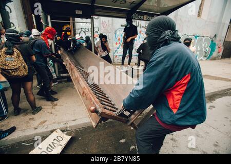 SANTIAGO, CHILE - 8. NOVEMBER 2019 - Demonstranten Beute die Kirche "Parroquia de la Asuncion", um während der Proteste gegen die Regierung Barrikaden zu machen Stockfoto