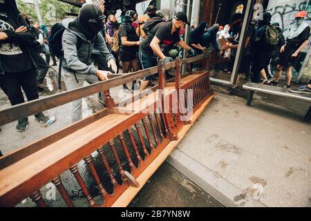 SANTIAGO, CHILE - 8. NOVEMBER 2019 - Demonstranten Beute die Kirche "Parroquia de la Asuncion", um während der Proteste gegen die Regierung Barrikaden zu machen Stockfoto