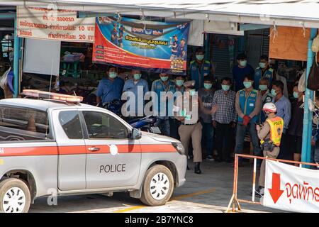 SAMUT PRAKAN, THAILAND, 30. JANUAR 2020, verteilt die Polizei Schutzmasken und gibt Anweisungen an Taxi-Motorradfahrer auf ihrer Station. Stockfoto