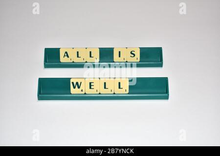 Scrabble Spielsteine sind positiv. Motivationszitat Scrabble blockiert Briefe Grauer Hintergrund Lebenszitat induzieren Alphabet. Stockfoto