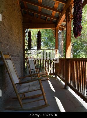 Traditionelle Outdoor-Aktivitäten in New Mexico Ristra auf der Heritage Farm in New Mexico. Stockfoto