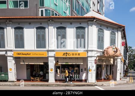 Singapur - 6. Juli 2019: Old Chang Kee Outlet in Shophouse. Es ist eine etablierte Snack-, Lebensmittel- und Getränkekette, die sich auf Currypuppen und Hafer spezialisiert hat Stockfoto