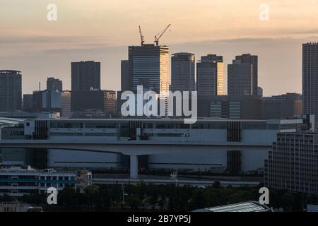 Panorama-Blick auf die moderne Skyline der Stadt Vogelperspektive Blick auf die Bucht von Tokio im Morgengrauen Stockfoto