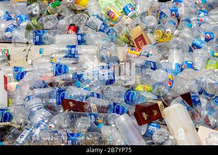 LOPBURI, THAILAND, 22. FEBRUAR 2020, Haufen gebrauchte Plastikflaschen. Ein Haufen leerer Plastikflaschen, Thailand. Stockfoto