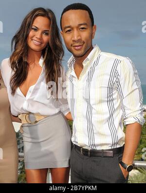 MIAMI BEACH, FL - 27. DEZEMBER: Das Paar bestätigte die Nachricht in einer Erklärung an die Menschen. "John Legend und seine Freundin, Model Chrissy Teigen, haben sich während des Urlaubs auf den Malediven über die Feiertage verlobt", bestätigte ein Vertreter. Die Leute berichten, dass Legend dieses Wochenende in Las Vegas in der Perle im Palms auftreten wird, obwohl kaum noch bekannt ist, wie sie die gute Nachricht gefeiert haben. "Wir validieren oder schließen, was auch immer jeder von uns tut", erzählte Legend im Mai den Leuten, wie das Paar einander hilft. '[es ist] die ganze Zeit. Wir waren zusammen, als wir auswählten Stockfoto