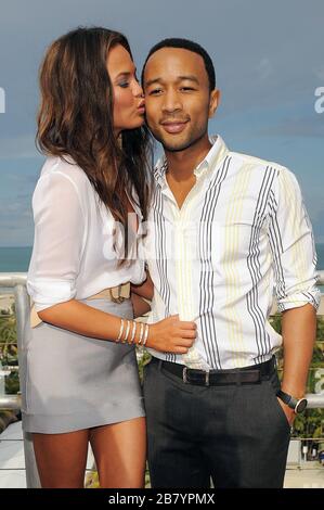 MIAMI BEACH, FL - 27. DEZEMBER: Das Paar bestätigte die Nachricht in einer Erklärung an die Menschen. "John Legend und seine Freundin, Model Chrissy Teigen, haben sich während des Urlaubs auf den Malediven über die Feiertage verlobt", bestätigte ein Vertreter. Die Leute berichten, dass Legend dieses Wochenende in Las Vegas in der Perle im Palms auftreten wird, obwohl kaum noch bekannt ist, wie sie die gute Nachricht gefeiert haben. "Wir validieren oder schließen, was auch immer jeder von uns tut", erzählte Legend im Mai den Leuten, wie das Paar einander hilft. '[es ist] die ganze Zeit. Wir waren zusammen, als wir auswählten Stockfoto