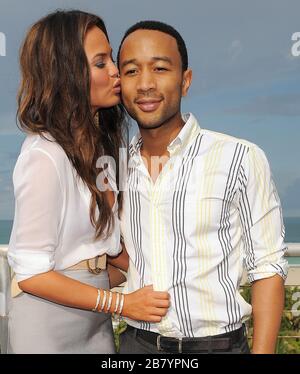 MIAMI BEACH, FL - 27. DEZEMBER: Das Paar bestätigte die Nachricht in einer Erklärung an die Menschen. "John Legend und seine Freundin, Model Chrissy Teigen, haben sich während des Urlaubs auf den Malediven über die Feiertage verlobt", bestätigte ein Vertreter. Die Leute berichten, dass Legend dieses Wochenende in Las Vegas in der Perle im Palms auftreten wird, obwohl kaum noch bekannt ist, wie sie die gute Nachricht gefeiert haben. "Wir validieren oder schließen, was auch immer jeder von uns tut", erzählte Legend im Mai den Leuten, wie das Paar einander hilft. '[es ist] die ganze Zeit. Wir waren zusammen, als wir auswählten Stockfoto
