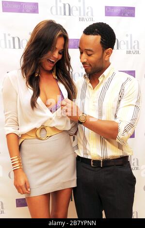 MIAMI BEACH, FL - 27. DEZEMBER: Das Paar bestätigte die Nachricht in einer Erklärung an die Menschen. "John Legend und seine Freundin, Model Chrissy Teigen, haben sich während des Urlaubs auf den Malediven über die Feiertage verlobt", bestätigte ein Vertreter. Die Leute berichten, dass Legend dieses Wochenende in Las Vegas in der Perle im Palms auftreten wird, obwohl kaum noch bekannt ist, wie sie die gute Nachricht gefeiert haben. "Wir validieren oder schließen, was auch immer jeder von uns tut", erzählte Legend im Mai den Leuten, wie das Paar einander hilft. '[es ist] die ganze Zeit. Wir waren zusammen, als wir auswählten Stockfoto