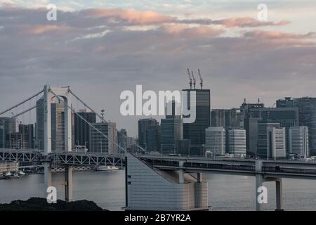 Panorama-Blick auf die moderne Skyline der Stadt Vogelperspektive Blick auf die Bucht von Tokio im Morgengrauen Stockfoto