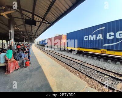 Containerschifffahrt im Containerzug in Dhaka, Bangladesch. Die Eisenbahn ist das günstigste Verkehrsmittel in Bangladesch Stockfoto