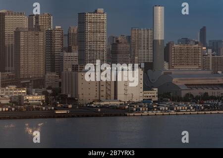 Panorama-Blick auf die moderne Skyline der Stadt Vogelperspektive Blick auf die Bucht von Tokio im Morgengrauen Stockfoto