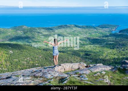 Frau, die den schönen Blick auf kleine Inseln vom Cadillac-Berg im Acadia National Park Maine USA genießt Stockfoto