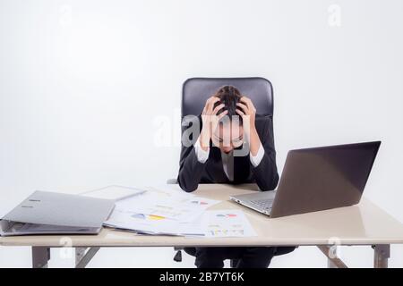 Die Frau aus einem Haufen Arbeit vor ihr in Arbeit Konzept betont - asiatische Frau stressigen Job Konzept. Stockfoto