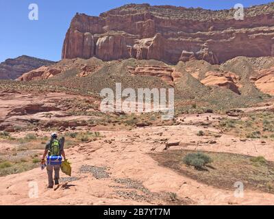 Mann mit Rucksackwandern durch Grand escalante Staircase Reflection Canyon Arizona USA Stockfoto