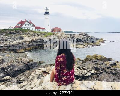 Frau mit wunderschöner Aussicht auf den Leuchtturm von Portland in Portland Maine USA Stockfoto