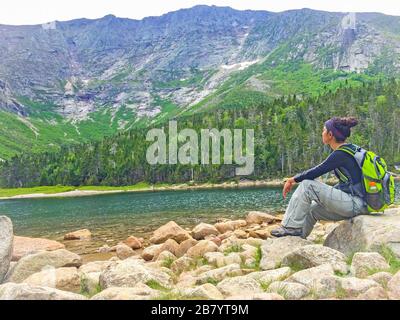 Frau, die die schöne Aussicht auf den Jordan Pond im Acadia National Park in Maine USA genießt Stockfoto