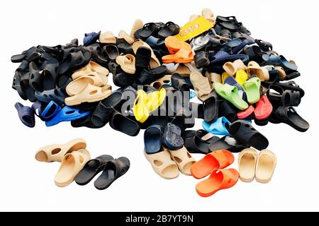 Schuhhaufen, die in verschiedenen Farbkombinationen verkauft werden, ländlicher Landmarkt, Sandalen, lockere Schuhe, alt. Isoliert auf weißem Hintergrund Stockfoto