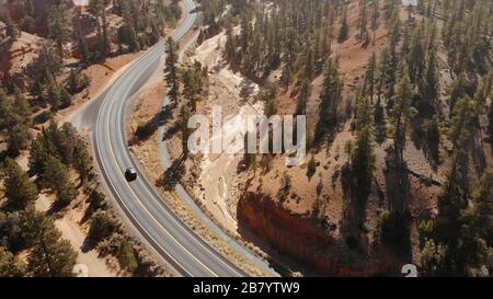 Luftansicht des Wagens auf der geschwungenen Seitenstraße in Utah Stockfoto