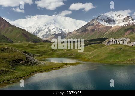 Die schönen Pamir-Berge, Trekkking Destination. Blick auf den Lenin-Gipfel in der Seeflexion, Kirgisistan, Zentralasien. Stockfoto