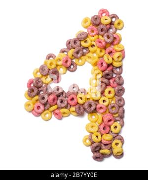 Arabische Ziffer "4" des englischen Alphabets aus rosa gefärbten Flocken auf einem weiß isolierten Hintergrund. Lebensmittelmuster aus süßem Frühstücksflocken. Stockfoto