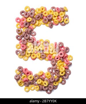 Arabische Ziffer "5" des englischen Alphabets aus rosafarbenen Flocken auf einem weiß isolierten Hintergrund. Lebensmittelmuster aus süßem Frühstücksflocken. Stockfoto