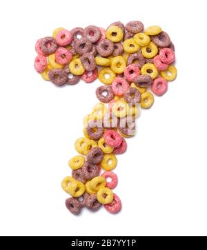 Arabische Ziffer "7" des englischen Alphabets aus rosa gefärbten Flocken auf einem weiß isolierten Hintergrund. Lebensmittelmuster aus süßem Frühstücksflocken. Stockfoto