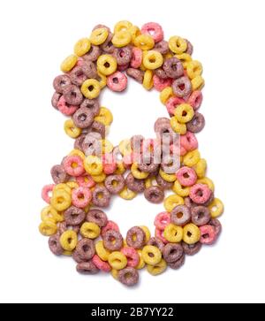 Arabische Ziffer "8" des englischen Alphabets aus rosa gefärbten Flocken auf einem weiß isolierten Hintergrund. Lebensmittelmuster aus süßem Frühstücksflocken. Stockfoto