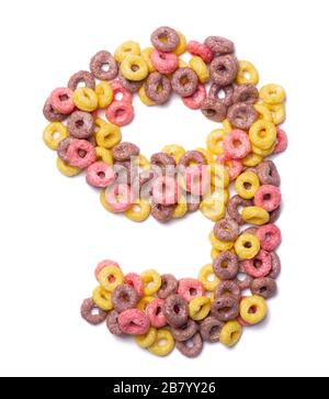 Arabische Ziffer "9" des englischen Alphabets aus rosafarbenen Flocken auf einem weiß isolierten Hintergrund. Lebensmittelmuster aus süßem Frühstücksflocken. Stockfoto