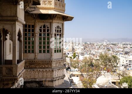 Udaipur, Indien - 14. März 2020: Luftaufnahme des Stadtbildes von Udaipur im Bundesstaat Rajasthan aus dem Stadtpalast Stockfoto