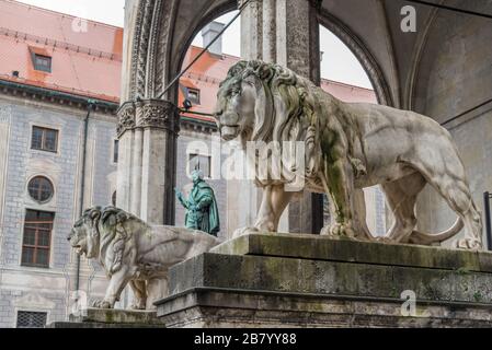 Einen steinernen Löwen Bildhauerei an der Feldherrenhalle in München, Deutschland Stockfoto