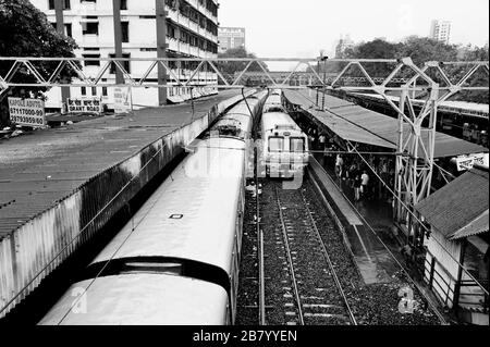 Lokaler Zug, Grant Road Station, Bombay, Mumbai, Maharashtra, Indien, Asien Stockfoto