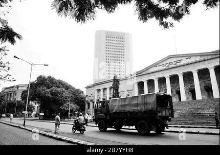 Truck, Town Hall, Asiatic Library, RBI Building, Horniman Circle, Fort, Bombay, Mumbai, Maharashtra, Indien, Asien Stockfoto