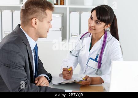 Der Arzt ist bereit, den Patienten und die Hilfe zu untersuchen Stockfoto