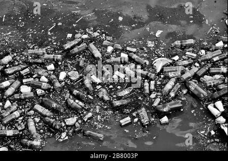 Plastikflaschen, Müll an Land gespült, Gateway of India, Apollo Bunder, Colaba, Bombay, Mumbai, Maharashtra, Indien, Asien Stockfoto