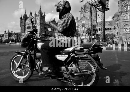 Man auf dem Motorrad, Victoria Terminus VT, Chhatrapati Shivaji Maharaj Terminus CST, UNESCO-Weltkulturerbe, Bori Bunder, Bombay, Mumbai, Indien Stockfoto