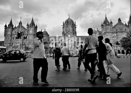 Menschen, die die Straße überqueren, Victoria Terminus VT, Chhatrapati Shivaji Maharaj Terminus CST, UNESCO-Weltkulturerbe, Bori Bunder, Bombay, Mumbai, Indien Stockfoto