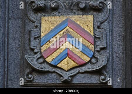 Wappen von Merton College der Universität Oxford die Abzeichen oder Crest geschnitzt ist, oder auf das große Tor in der Bodleian Library in Catte Street geprägt Stockfoto