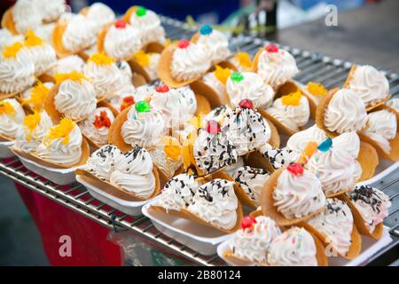 Süße thailändische Kreppe oder Kanom Bueang oder thailändische knusprige Pfannkuchen in der alten thailändischen Süßspeise. Es ist normalerweise mit Kokoscreme gefüllt, gefolgt von süß oder salzig Stockfoto