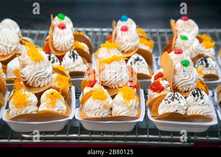 Süße thailändische Kreppe oder Kanom Bueang oder thailändische knusprige Pfannkuchen in der alten thailändischen Süßspeise. Es ist normalerweise mit Kokoscreme gefüllt, gefolgt von süß oder salzig Stockfoto