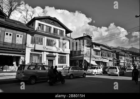 J&K Bank, Market Road, Pahalgam, Kashmir, Jammu und Kashmir, Indien, Asien Stockfoto