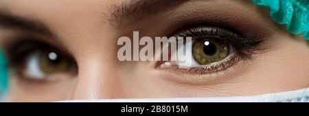 Gesicht des weiblichen Arztes mit Schutzmaske Stockfoto