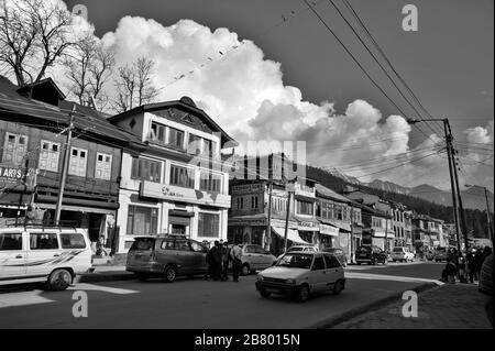 J&K Bank, Market Road, Pahalgam, Kashmir, Jammu und Kashmir, Indien, Asien Stockfoto