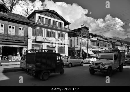 J&K Bank, Market Road, Pahalgam, Kashmir, Jammu und Kashmir, Indien, Asien Stockfoto