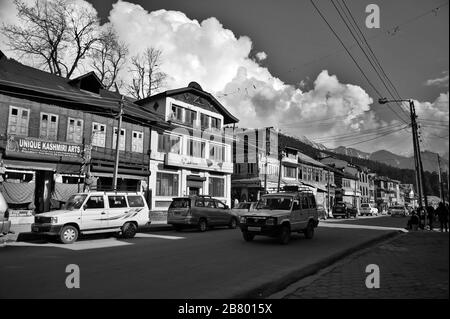 J&K Bank, Market Road, Pahalgam, Kashmir, Jammu und Kashmir, Indien, Asien Stockfoto