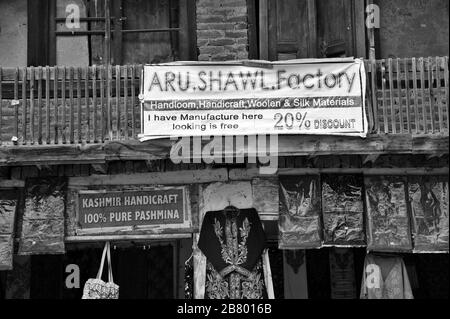 Kunsthandwerksladen, Market Road, Pahalgam, Kashmir, Jammu und Kashmir, Indien, Asien Stockfoto