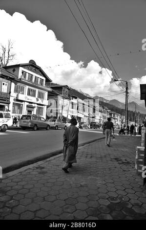 J&K Bank, Market Road, Pahalgam, Kashmir, Jammu und Kashmir, Indien, Asien Stockfoto