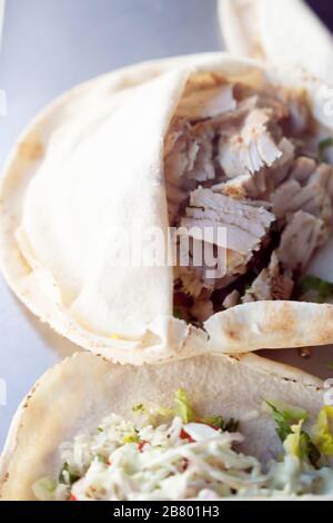 Pita Brot Kebabs mit Gemüsesalat. Street Food, Marokko Stockfoto
